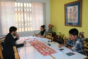 Relator Tóxicos - Patricia Patrón y Diego Saavera DAR en oficina de PerúEquidad