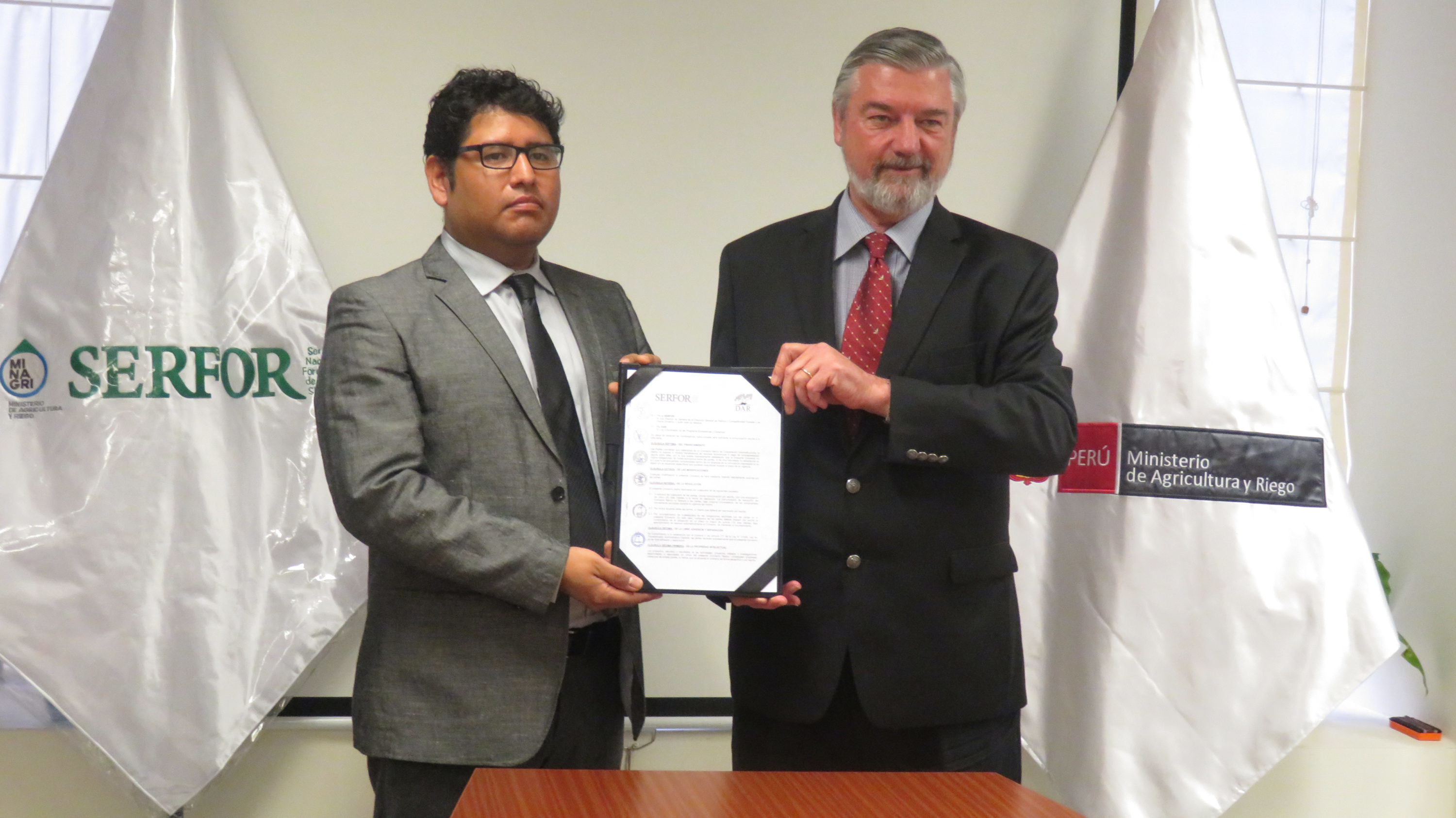 DAR y SERFOR firmaron convenio para el fortalecimiento de la gobernanza y la transparencia forestal   